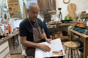 Frak a svetlá reflektorov vymieňa za zásteru v dielni. Jeho Kaiser korkform poznajú vo svete