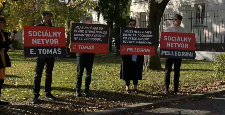 Zástupcovia hnutia Slovensko protestovali s transparentmi pred vjazdom do areálu úradu vlády