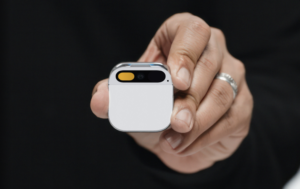 Ai Pin bojuje proti veľkým displejom integráciou umelej inteligencie. Revolúciu to však neznamená