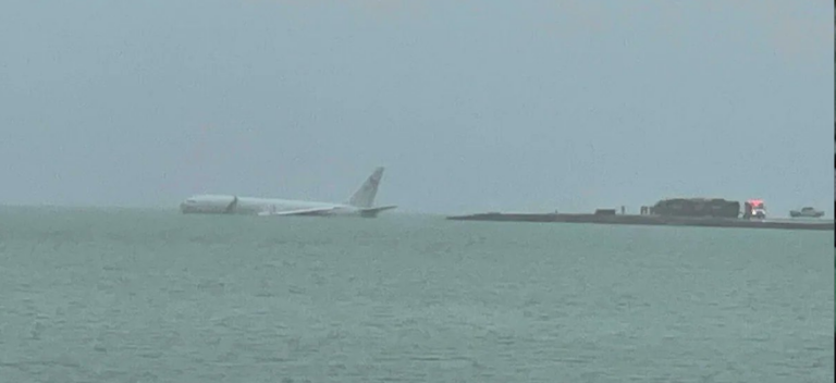 Lietadlo amerického námorníctva nezvládlo pristátie a skončilo v zálive