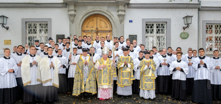 Tradičné kňazské bratstvo: Preplnené semináre FSSP môžeme vnímať ako výzvu na obrodu katolíckej viery a morálky