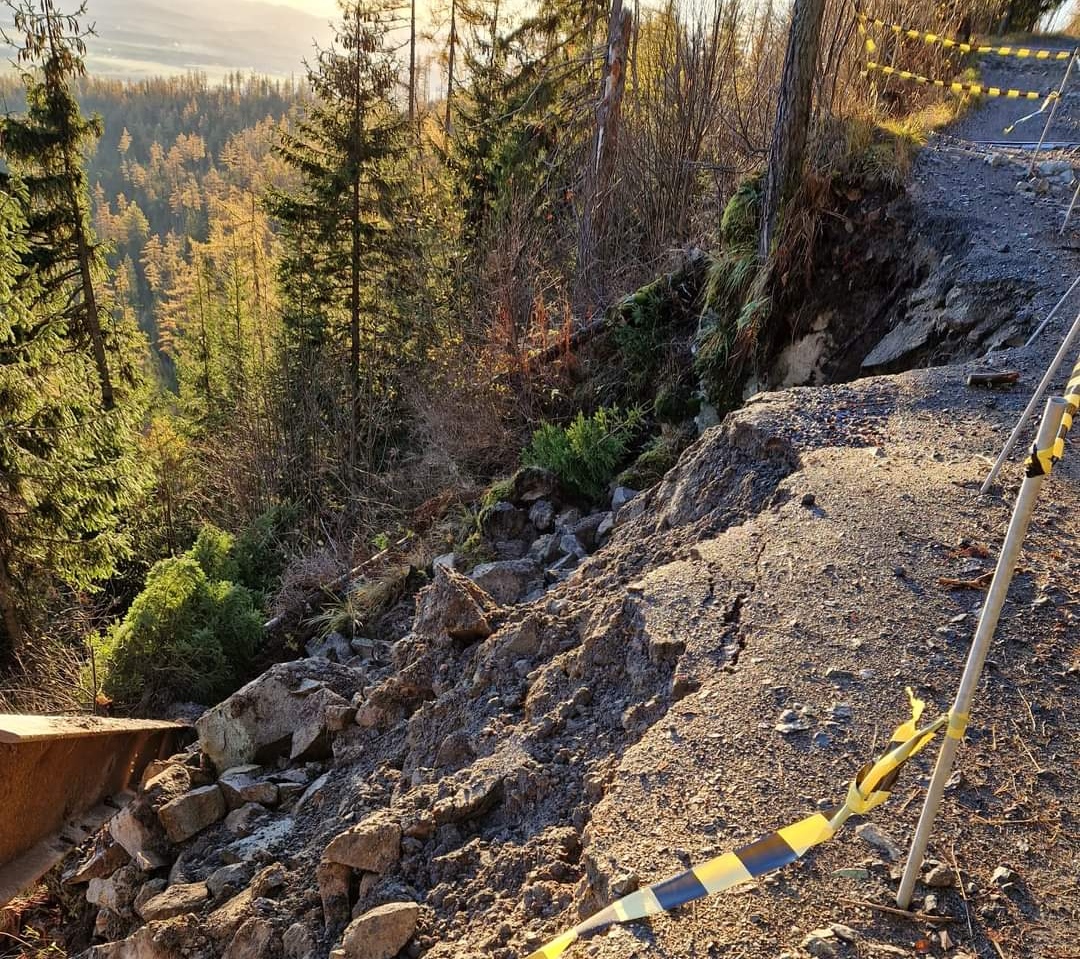 Intenzívne zrážky majú svoj dôsledok. Prepadol sa chodník z Hrebienka na Rainerku