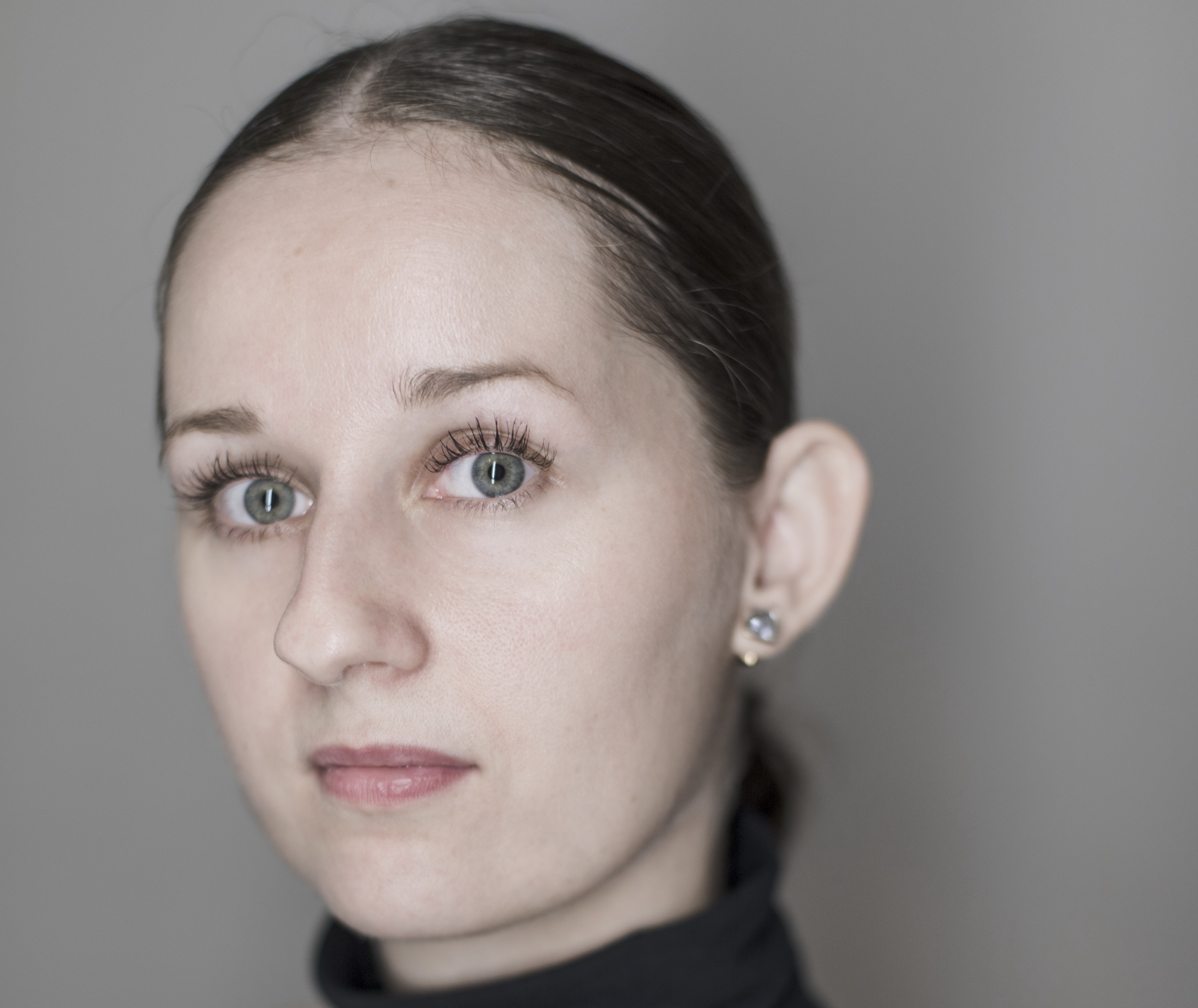 Úspešná mladá návrhárka reaguje tvorbou na dianie v spoločnosti