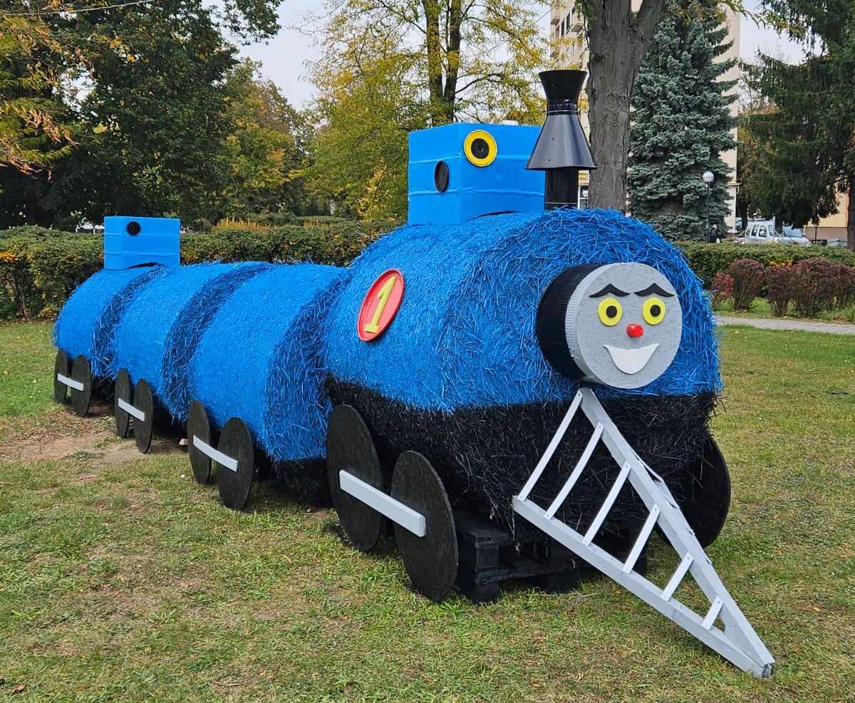 Humenné prekvapilo. Balíky slamy či tekvice postavili do úlohy rozprávkových kulís