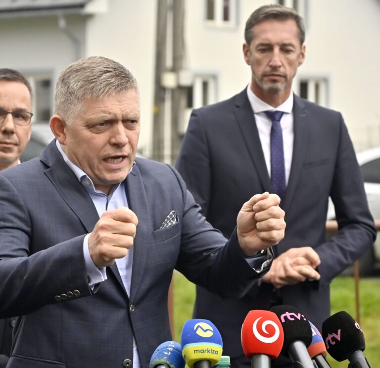 Robert Fico (vľavo) a Milan Majerský. Foto: Roman Hanc/TASR