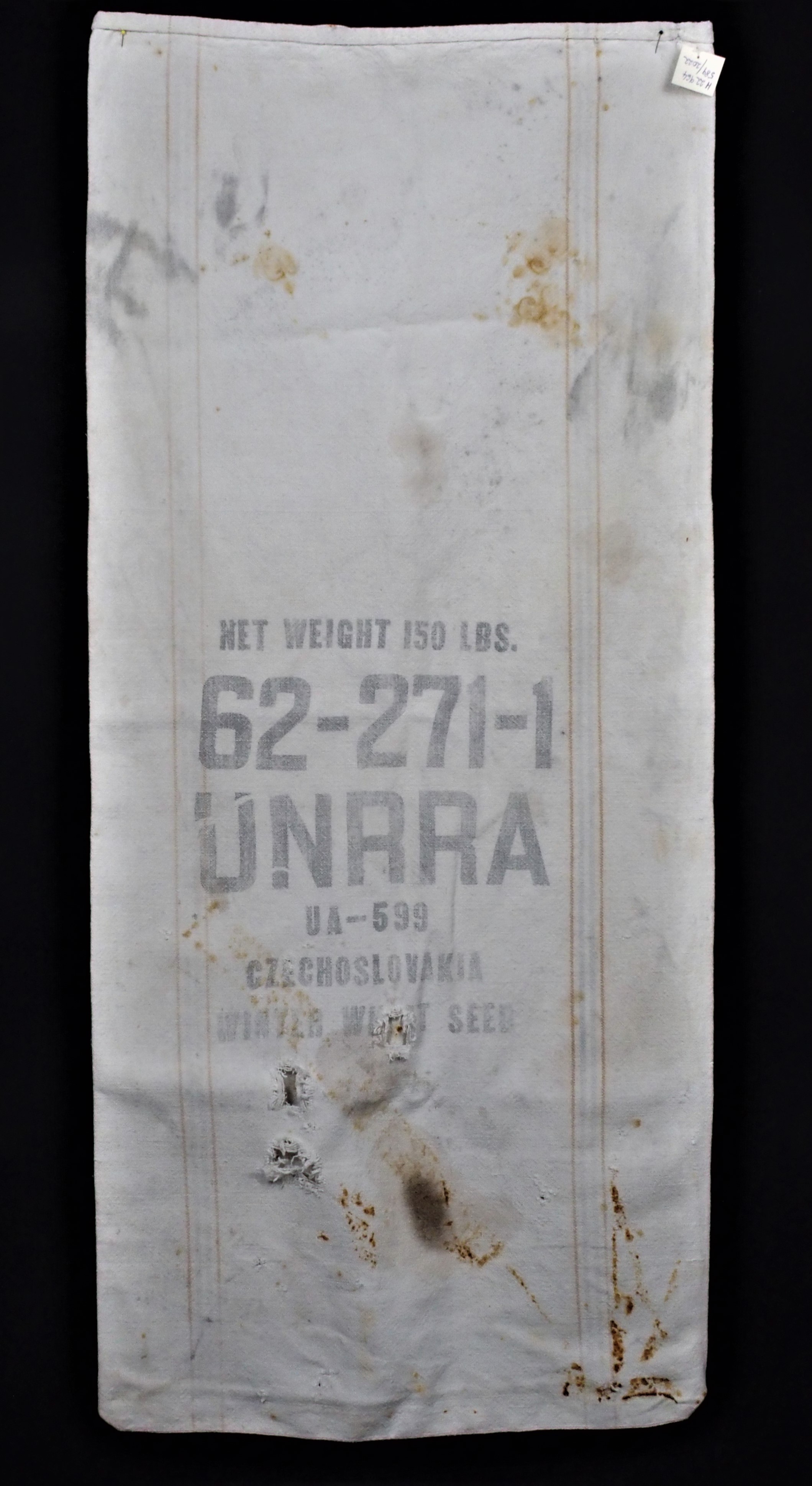 V rimavskosobotskom múzeu vystavujú jedno z vriec, ktoré zachraňovali Československo pred hladom