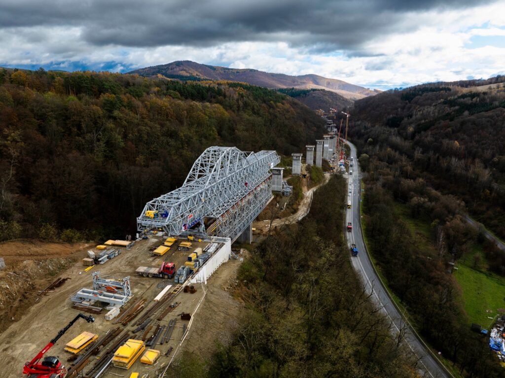 Výstavba úseku R2 Kriváň - Mýtna. Foto: Facebook.com/Národná diaľničná spoločnosť