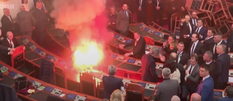 Opoziční albánski politici odpálili v parlamente farebné dymovnice