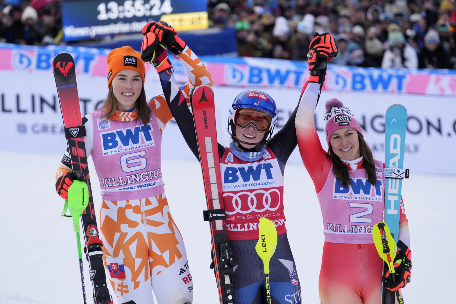 Slovenská lyžiarka Petra Vlhová (vľavo) obsadila druhé miesto v slalome Svetového pohára v americkom Killingtone 26. novembra 2023. Zvíťazila domáca lyžiarka Mikaela Shiffrinová (uprostred) a tretia skončila Švajčiarka Wendy Holdenerová (vpravo).  FOTO TASR/AP