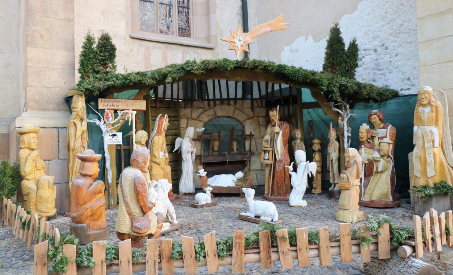 Tradičný drevený betlehem inštalujú v Prešove už v sobotu. Foto: Mesto Prešov