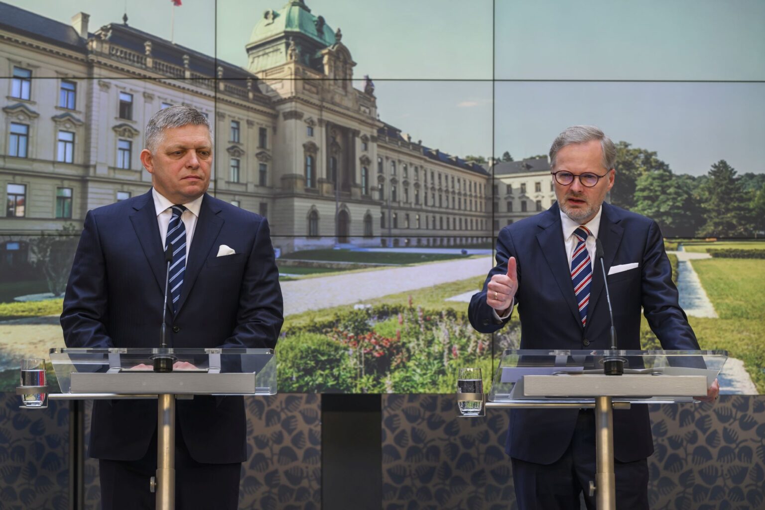 Robert Fico a Petr Fiala. Foto: Jaroslav Novák/TASR