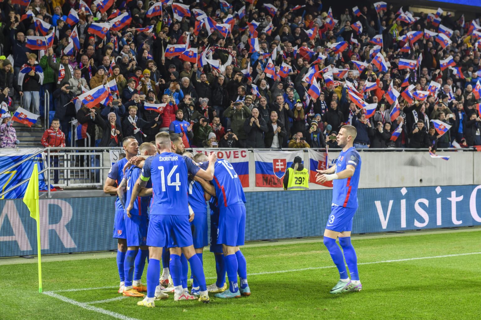 Gólová radosť hráčov a fanúšikov Slovenska. Foto: Jaroslav Novák/TASR