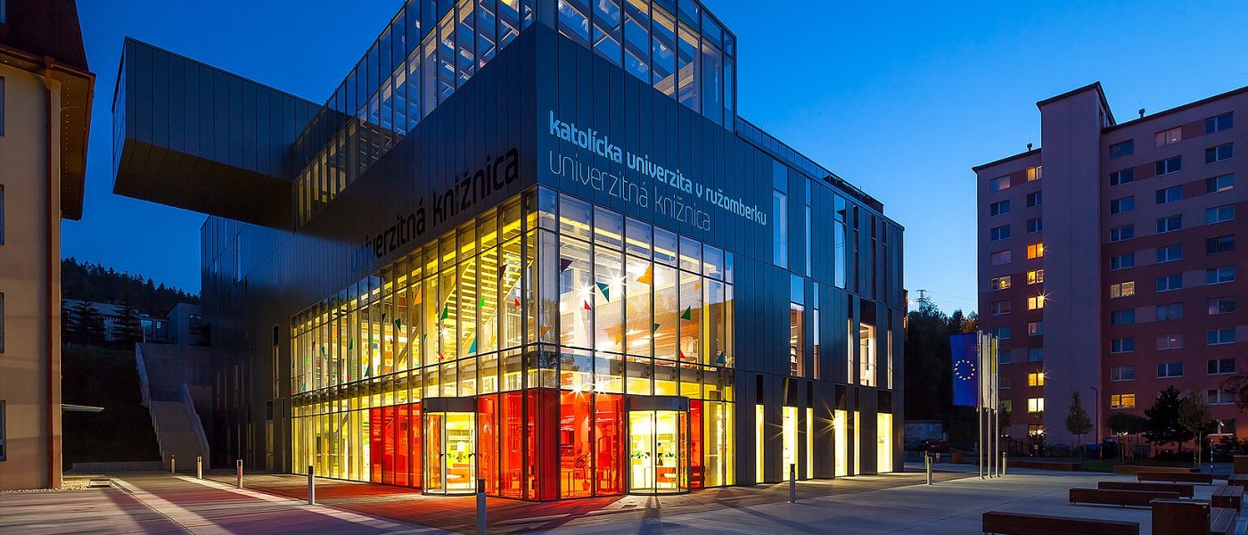 Napadnutá študentka vo vlaku. Univerzita odsúdila útok a modlí sa za jej uzdravenie