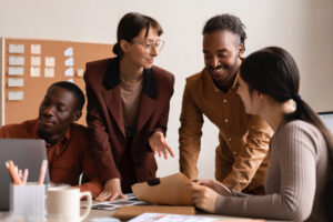 Najväčšie americké firmy prijali len šesť percent bielych, tvrdí Bloomberg