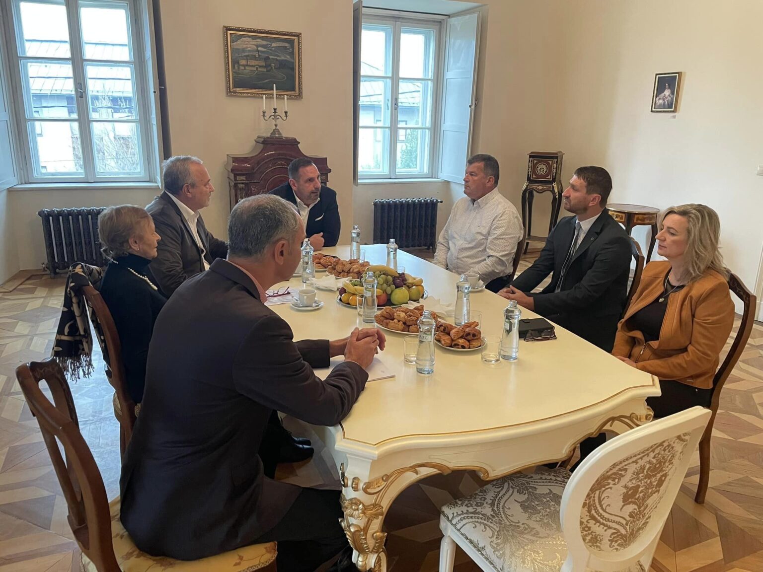 Spoločné vyhlásenie vydali primátorky Nadežda Babiaková (B. Štiavnica), Alena Kazimírová (Žarnovica) a primátori Martin Novodomec (Kremnica), Branislav Jaďuď (Nová Baňa) a Peter Antal (Žiar nad Hronom). Foto: FB PA