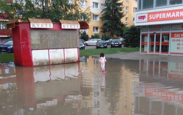 Nežiaduca atrakcia na sídlisku pri obchode: Niekedy kúpalisko, inokedy klzisko