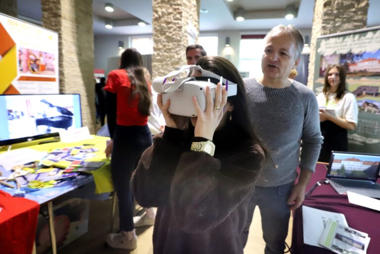 Gymnázium vo Zvolene má ojedinelú učebňu virtuálnej reality