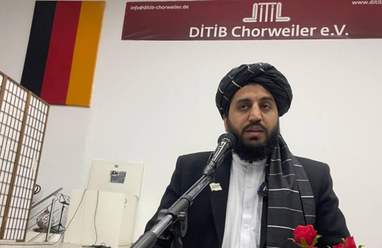 Abdul Bari Omar 17. novembra na vystúpení v Kolíne nad Rýnom. Foto: Twitter