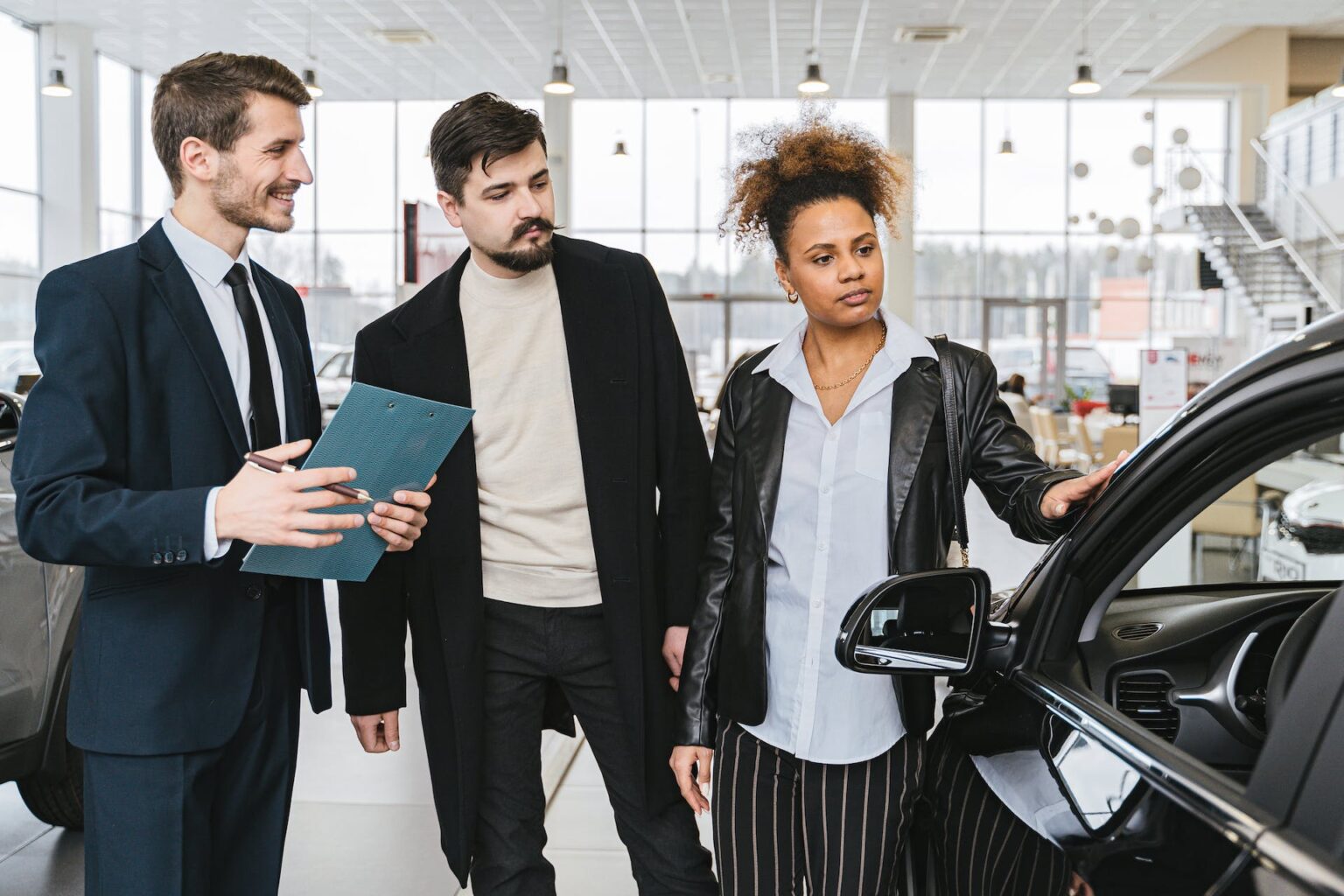 Predajca automobilov, ilustračná fotografia. Foto: Pexels.com