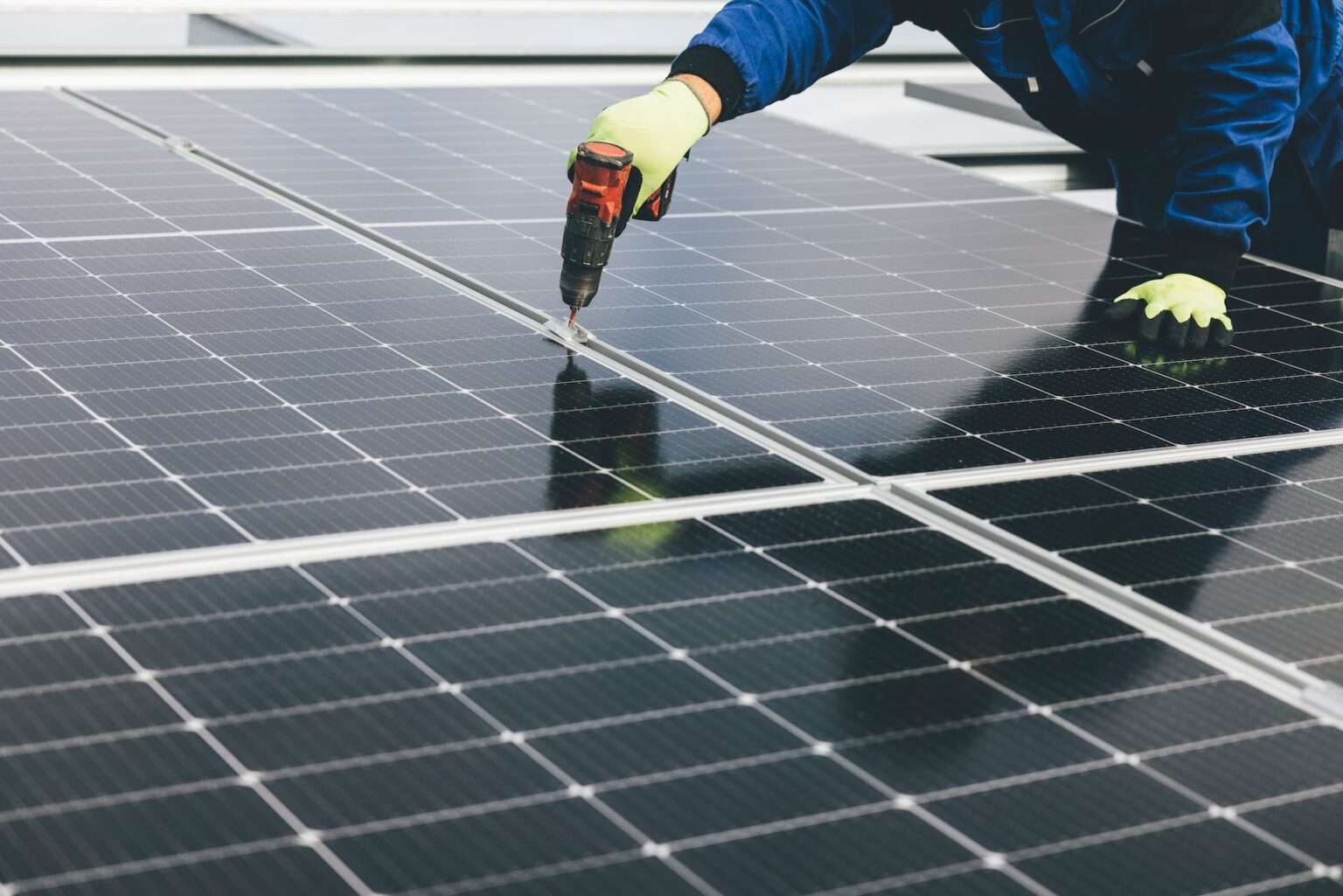 Inštalácia solárnych panelov. Ilustračné foto: Pexels.com