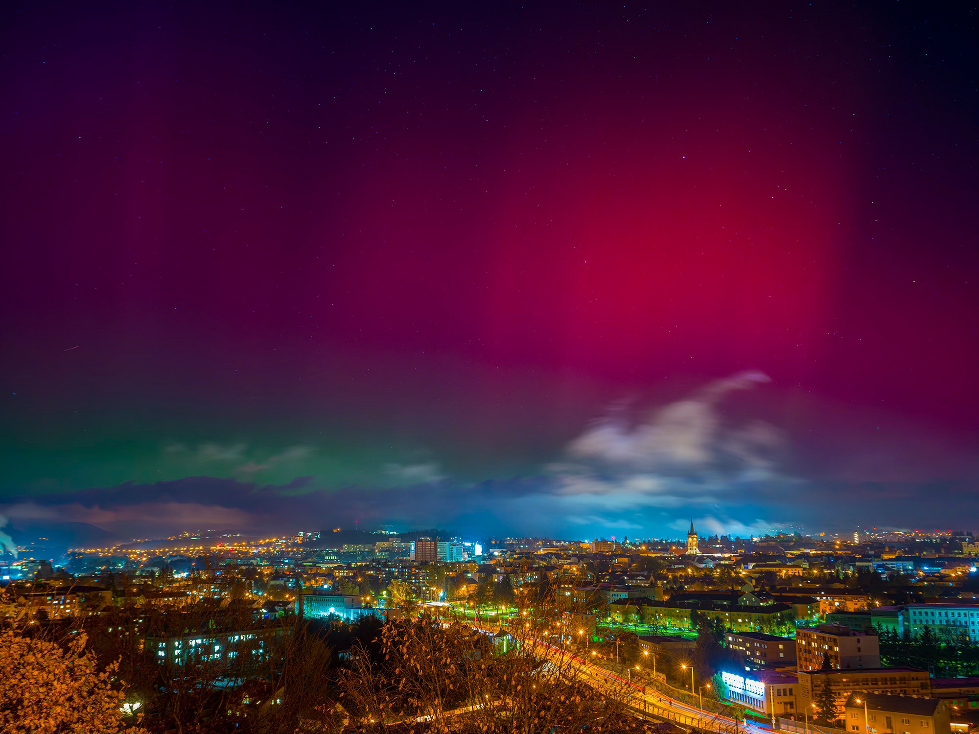 Nádherné nebeské divadlo. Polárnu žiaru bolo vidieť aj na východe Slovenska
