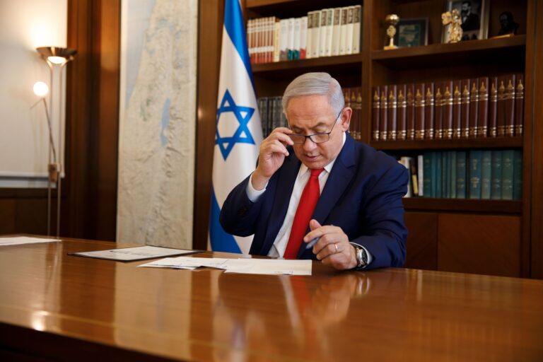 Posledná bitka kráľa Bibiho. Netanjahu zrejme rezignuje, len čo sa vojna skončí