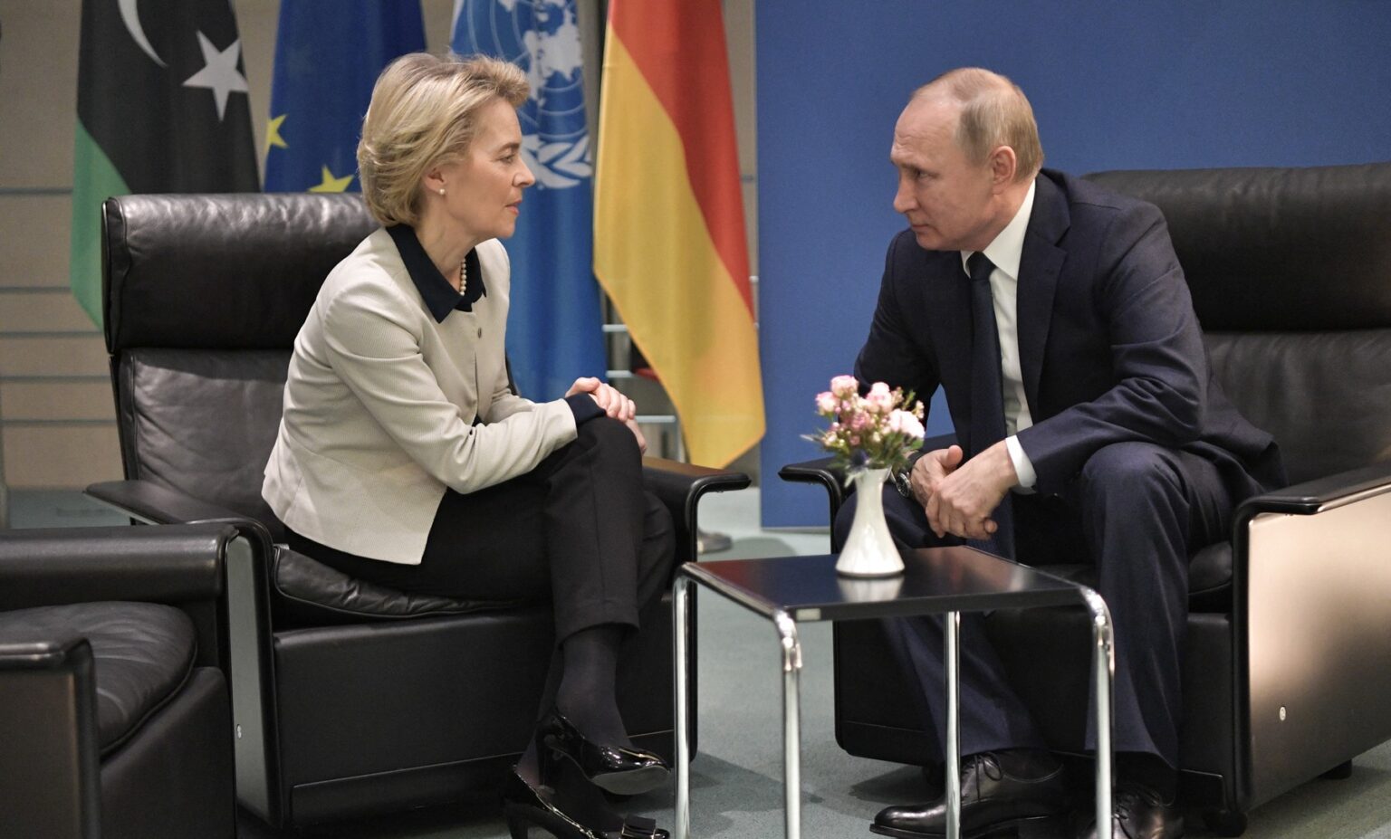Ruský prezident Vladimir Putin a predsedníčka Európskej komisie Ursula von der Leyenová sa stretávajú na okraj mierového samitu o Líbyi v Berlíne 19. januára 2020. Foto: Profimedia.sk