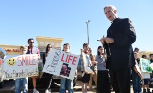 Emeritný biskup Strickland dostane prolife cenu. Odmieta "diktát" o žehnaní hriešnych nezriadených párov
