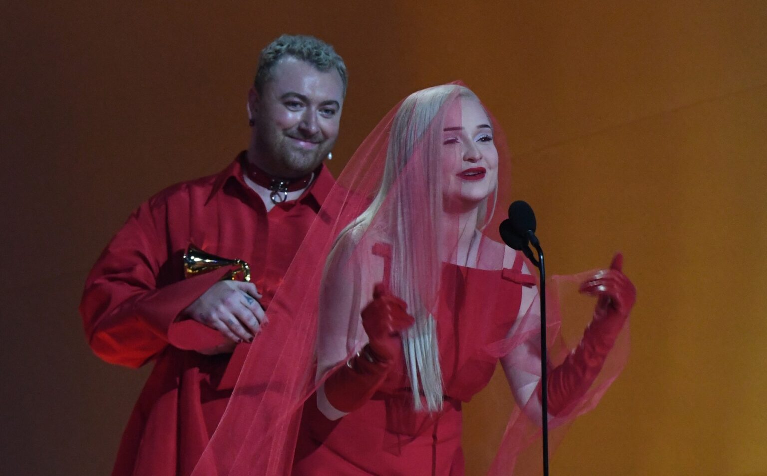 Kim Petras (v popredí) a Sam Smith pri prezentácii hitu Unholy na odovzdávaní cien Grammy 5. februára roku 2023 v Los Angeles. Foto: Profimedia.sk