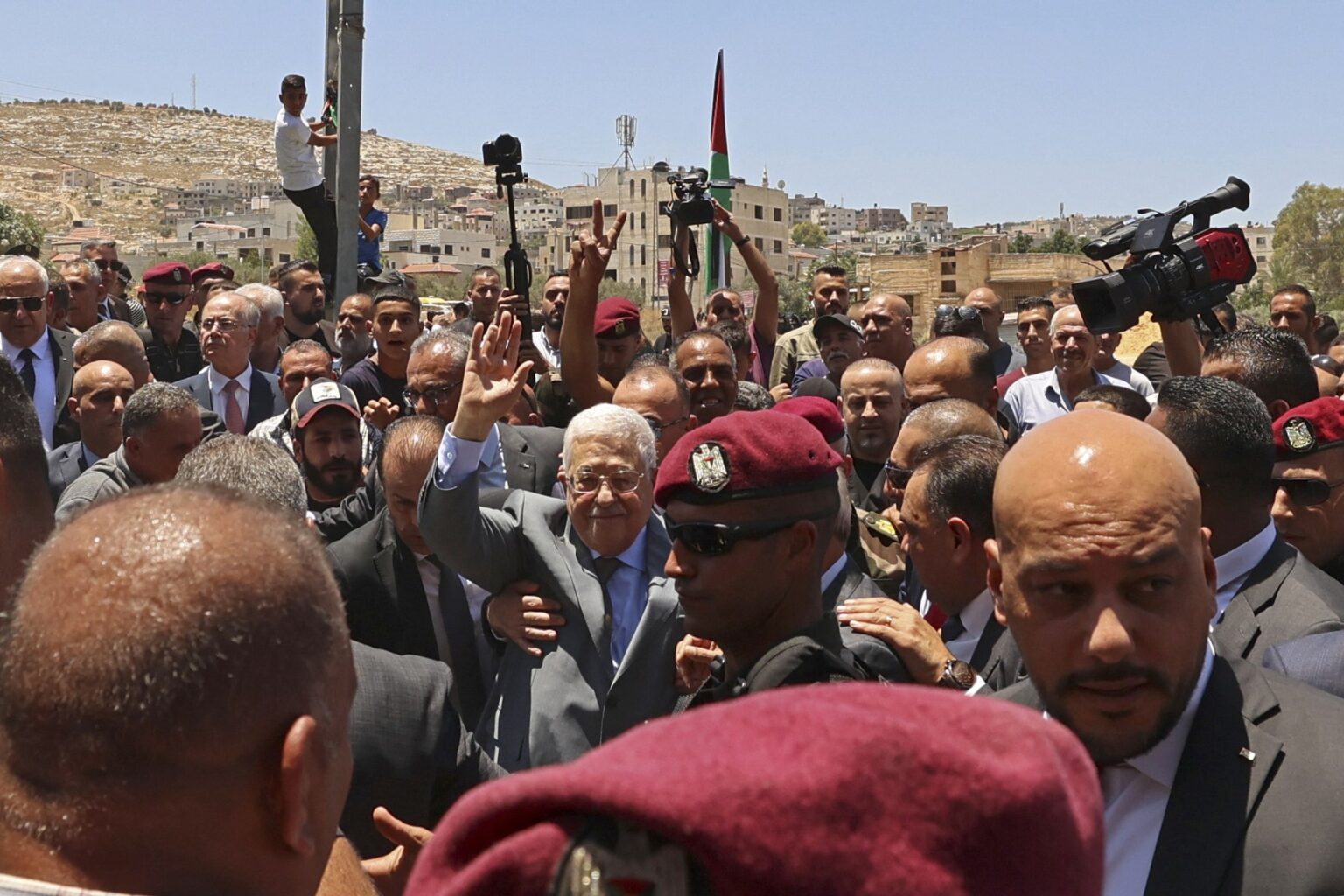 Palestínsky prezident Mahmúd Abbás prichádza položiť veniec kvetov k hrobom Palestínčanov zabitých pri izraelských vojenských náletoch na tábor Dženín na severe okupovaného Západného brehu Jordánu 12. júla 2023. Zdroj: Profimedia