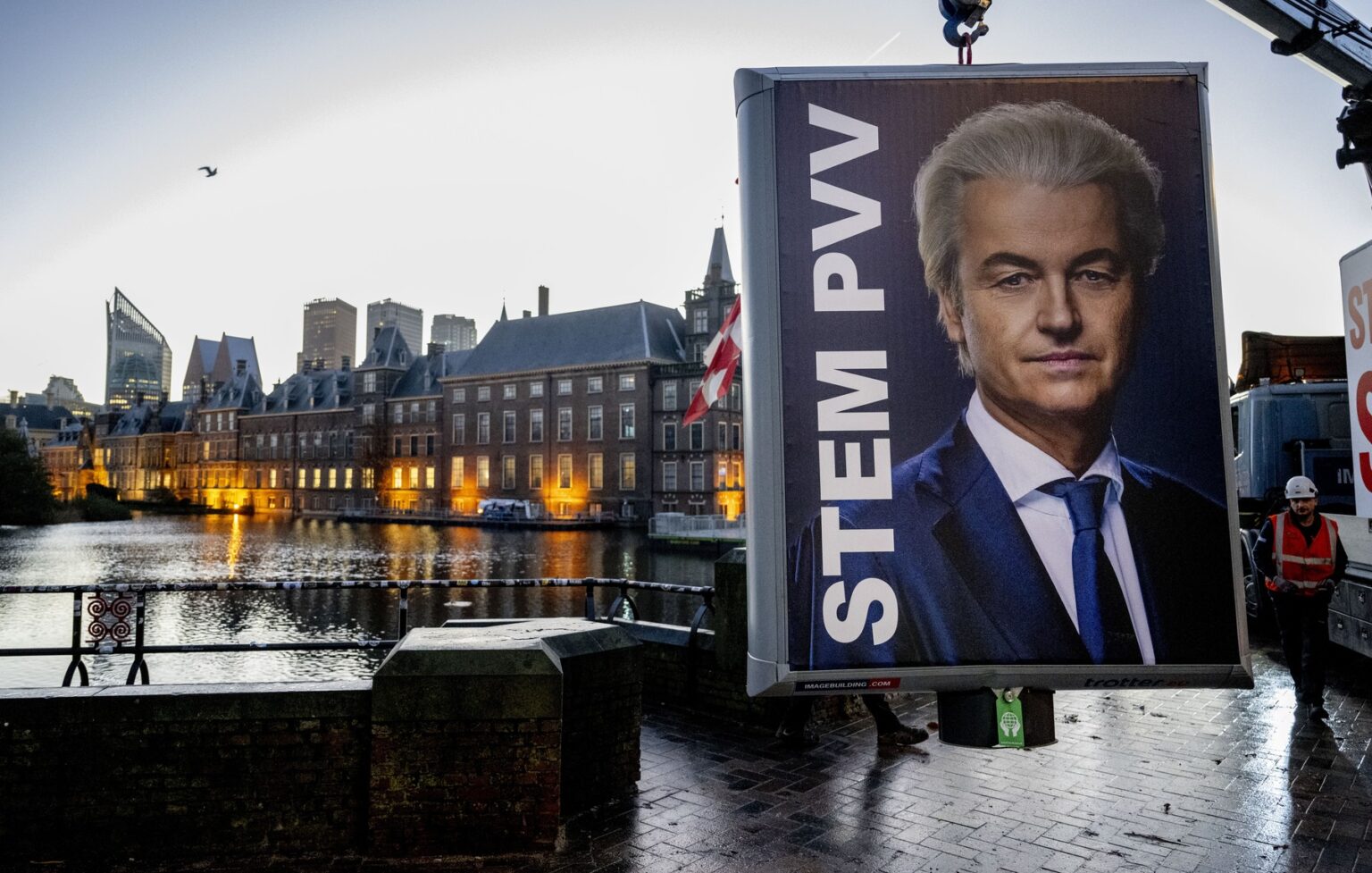 Geert Wilders na plagáte deň po voľbách v Haagu. Foto: Profimedia.sk
