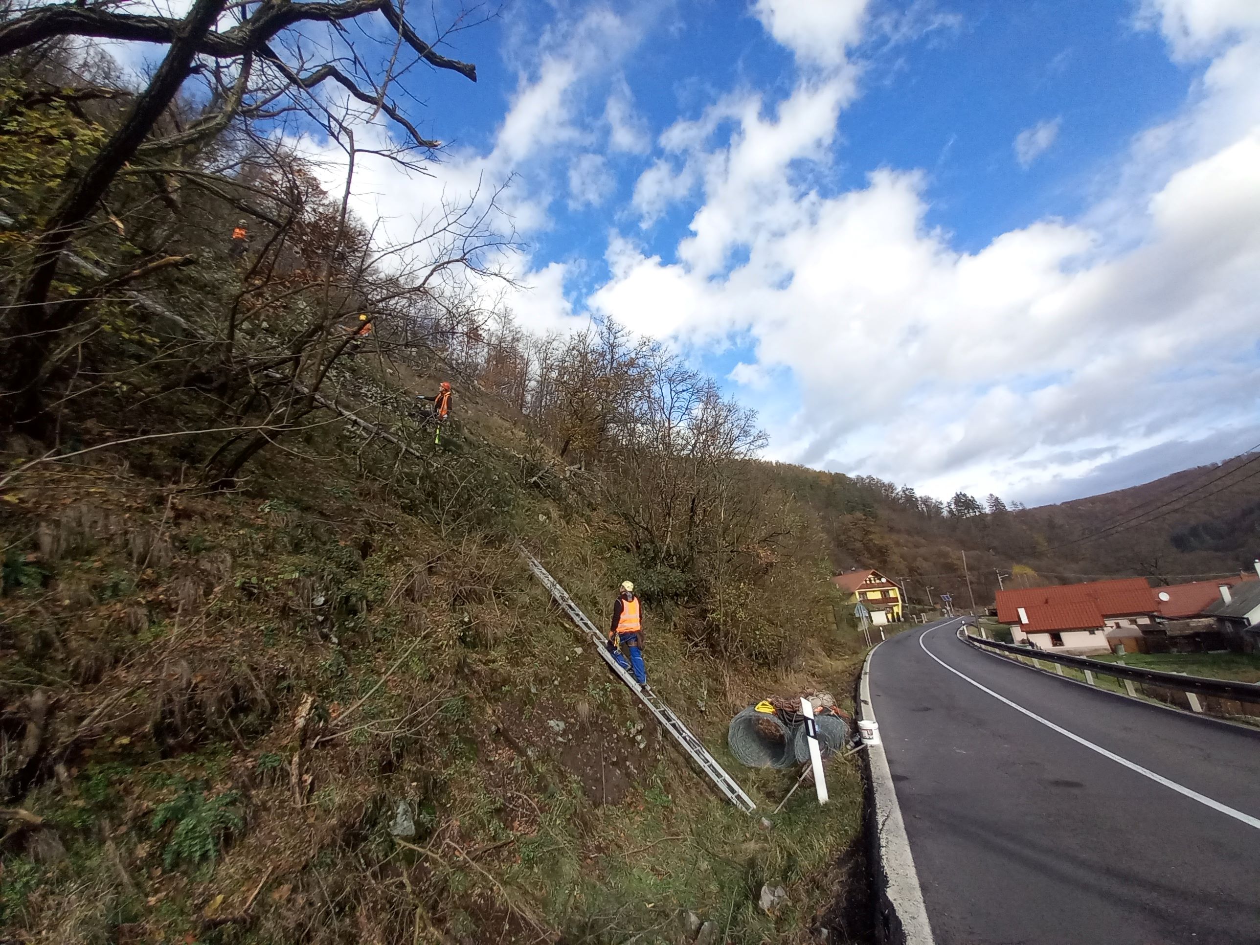 Foto: Valiace sa kamene ohrozujú dedinu pri Banskej Štiavnici