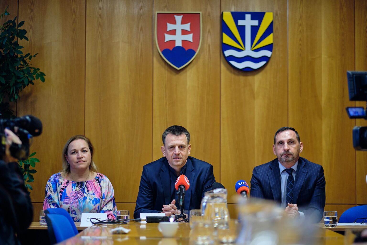 Marcela Bindzárová Gergeľová z Technickej univerzity v Košiciach, Martin Hypký, predseda Úradu pre územné plánovanie a výstavbu SR a Pater Antal, primátor Žiaru nad Hronom. Foto: FB PA