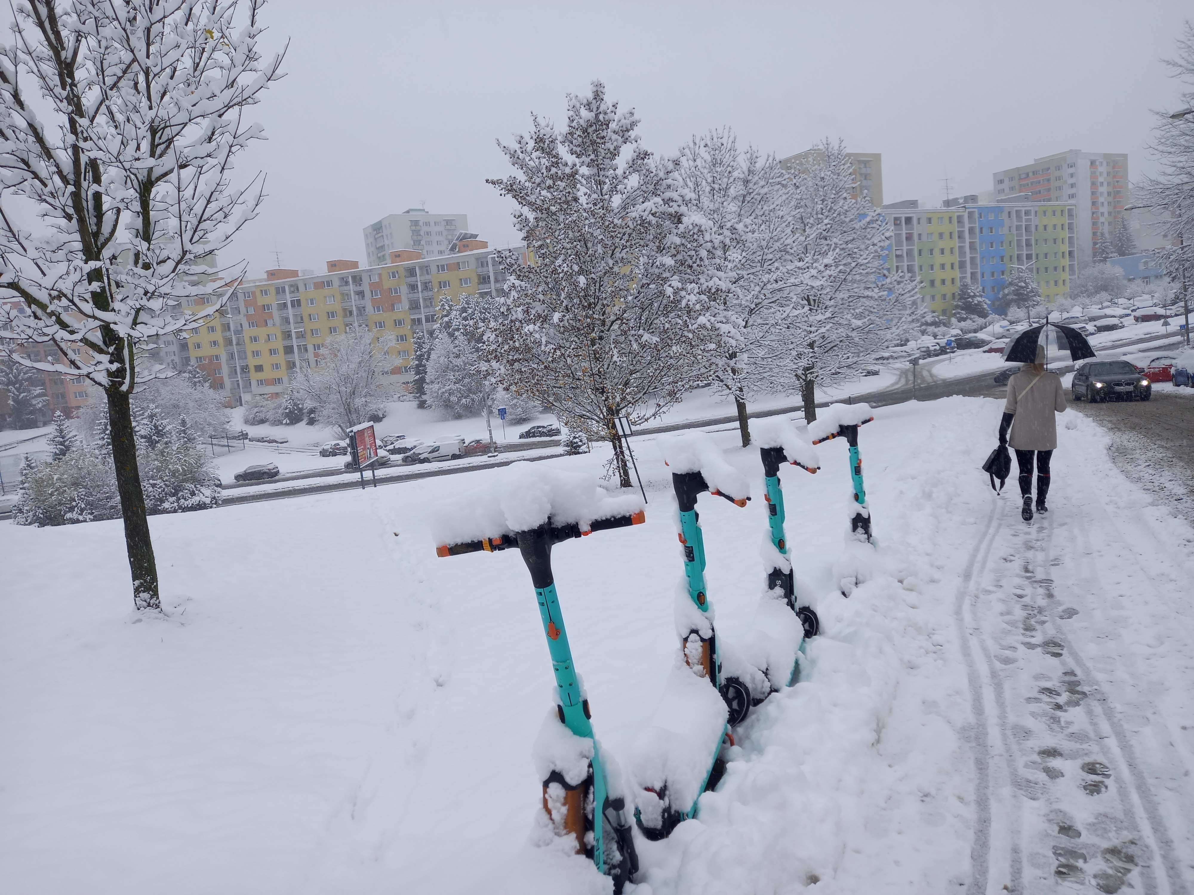 FOTO: B. Bystrica sa zobudila do bieleho rána. Horský priechod Donovaly je už prejazdný