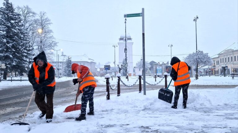 Prvé výdatné sneženie v Brezne a okolí. Do ulíc nastúpila celá zimná technika