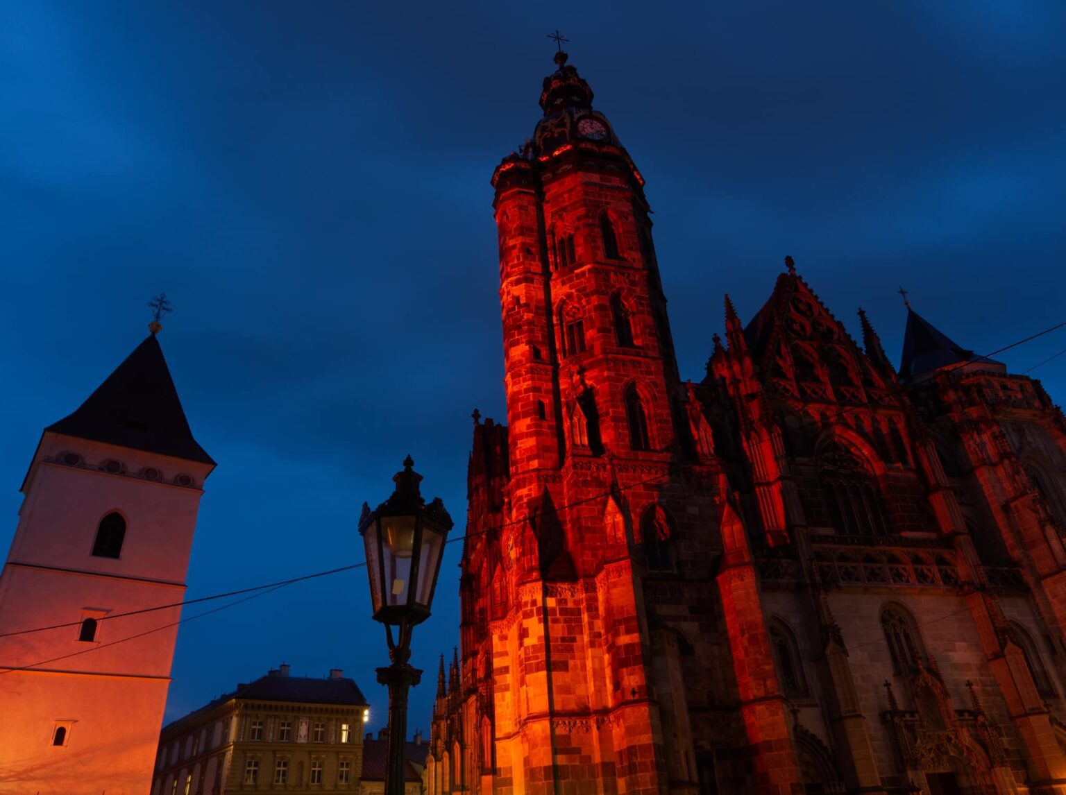 Košice sa chystajú osvetliť Dóm sv. Alžbety modrou a červenou na počesť Svetového dňa detí a Červenej stredy. Foto: FB Mesto Košice