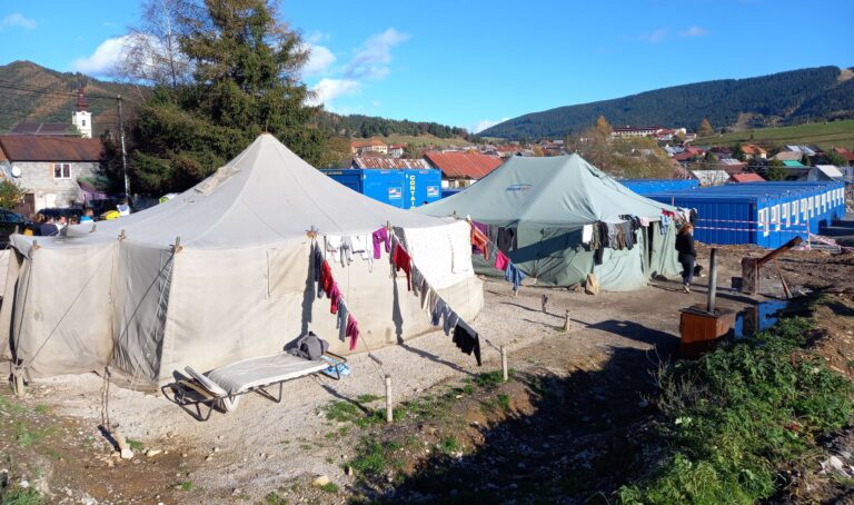 Foto: Ľudia žijú po požiari v stanoch. Dostali nové unimobunky, ale bývať v nich nemôžu