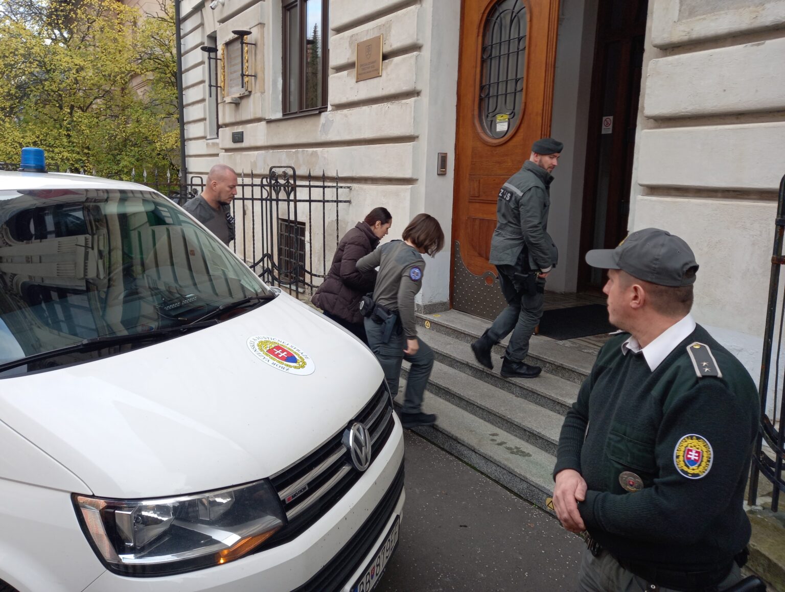 Renátu eskortujú na súd v Banskej Bystrici. Foto: Mário Kaprálik