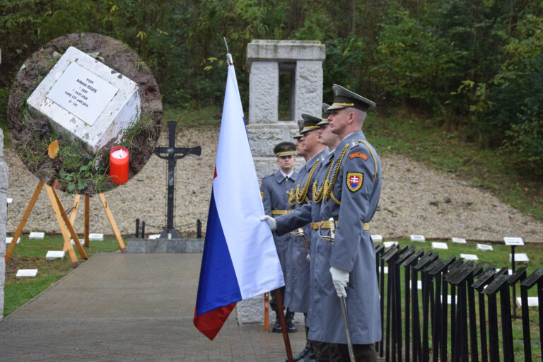 FOTO: Na najstráženejšom cintoríne si dnes pripomenuli Medzinárodný deň vojnových veteránov