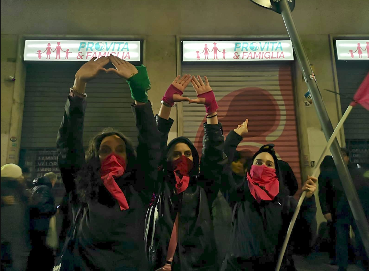 Transfeministky počas protestu v Ríme zaútočili na budovu pro-life organizácie