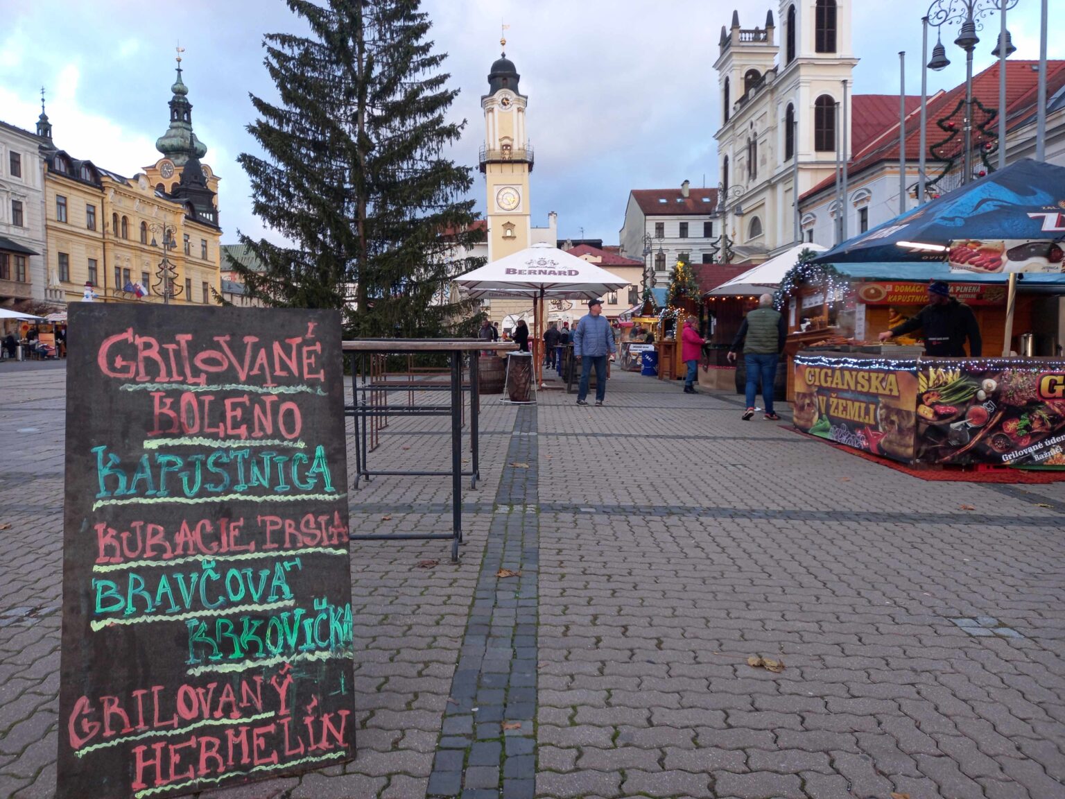 Vianočné trhy sa začali na Námestí SNP v Banskej Bystrici. Foto: Mário Kaprálik