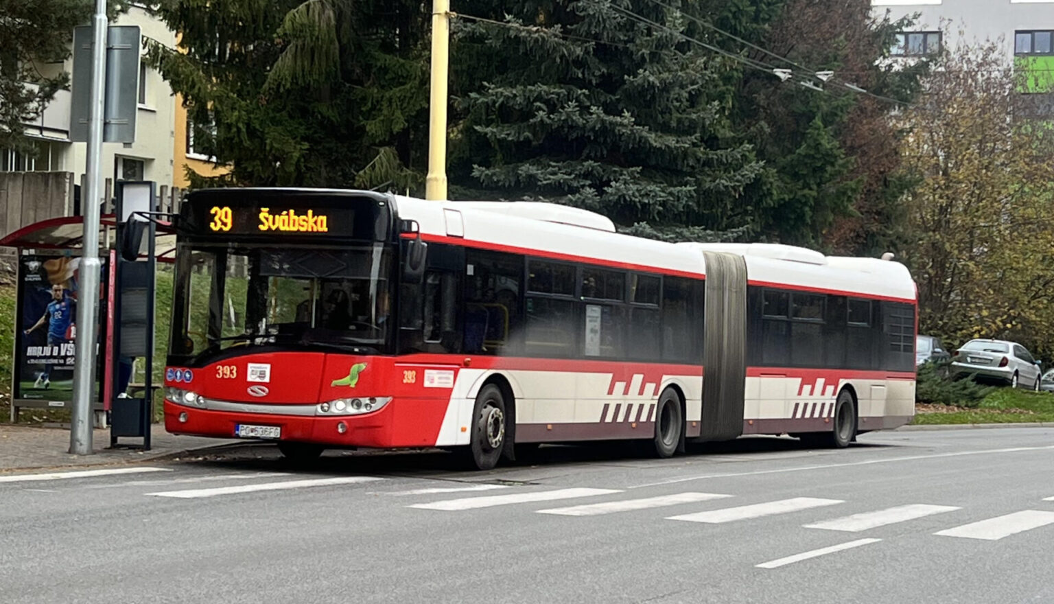 Pokazený autobus stál po incidente ešte niekoľko hodín na zastávke. Foto: Redakcia