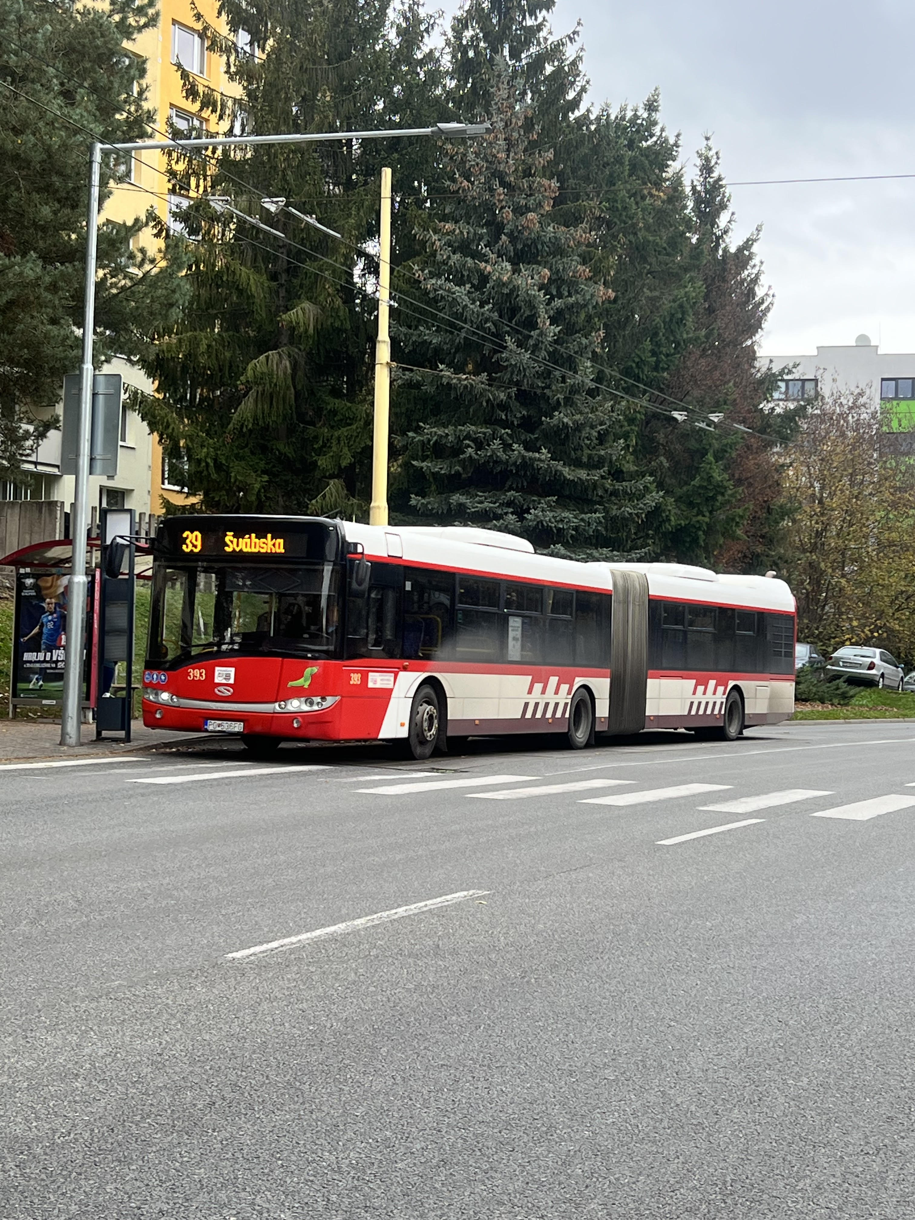 Autobusu vraj zlyhali brzdy. Ľudia v ňom popadali