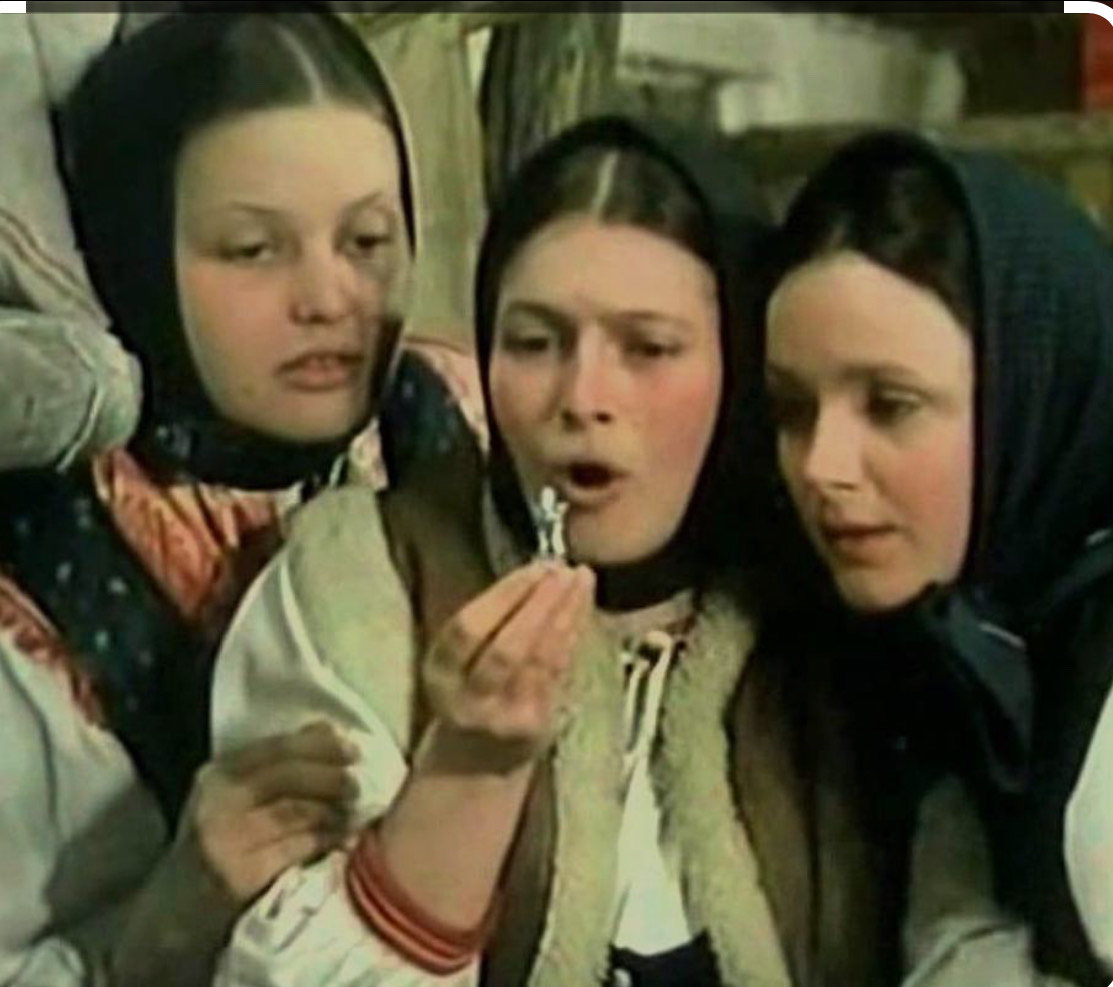 Na Ondreja sa dievčatá snažili zistiť, za koho a kedy sa vydajú. Aby zvýšili svoje šance, kradli Ondrejom nohavice