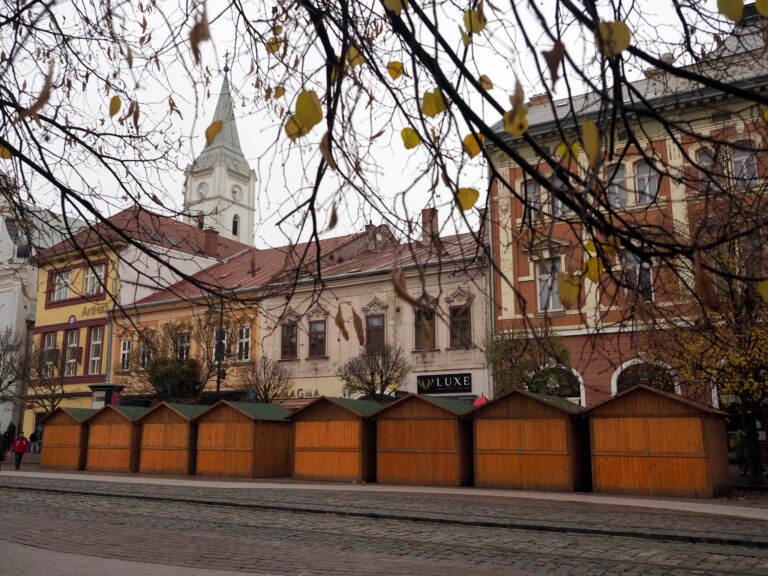 FOTO. Na hlavnej pribudli stánky. Kedy sa začnú vianočné trhy?