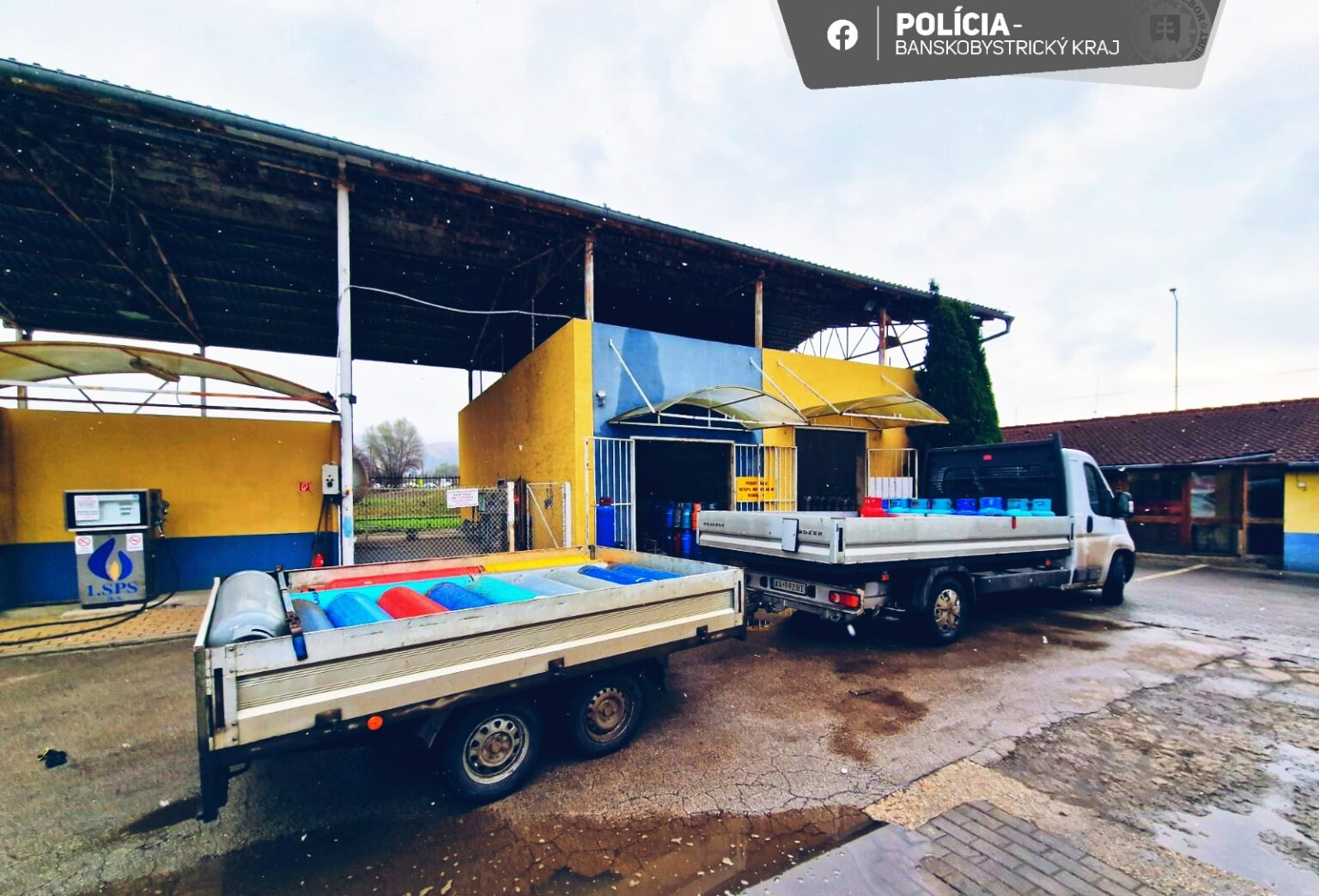 K výbuchu došlo pri plnení propán-butánových fliaš. Foto: Polícia SR BB