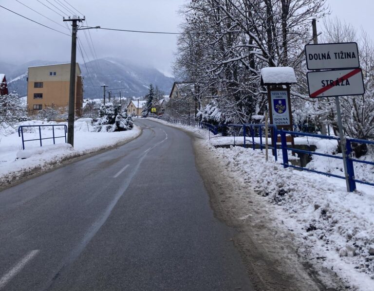 FOTO: Rázovitá obec bojuje cez zimu s nebezpečnými cestami. Miestni robia, čo môžu