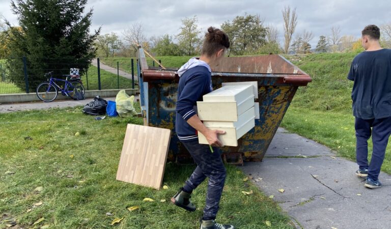 Počas jesenného upratovania vyzbierali v Trenčíne 342 ton odpadu