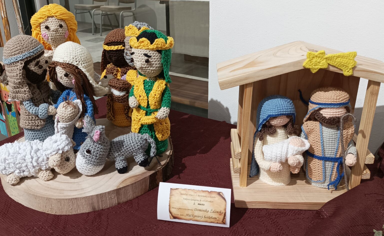 Na výstave sú aj háčkované betlehemy. Foto: Ľubomír Chochula