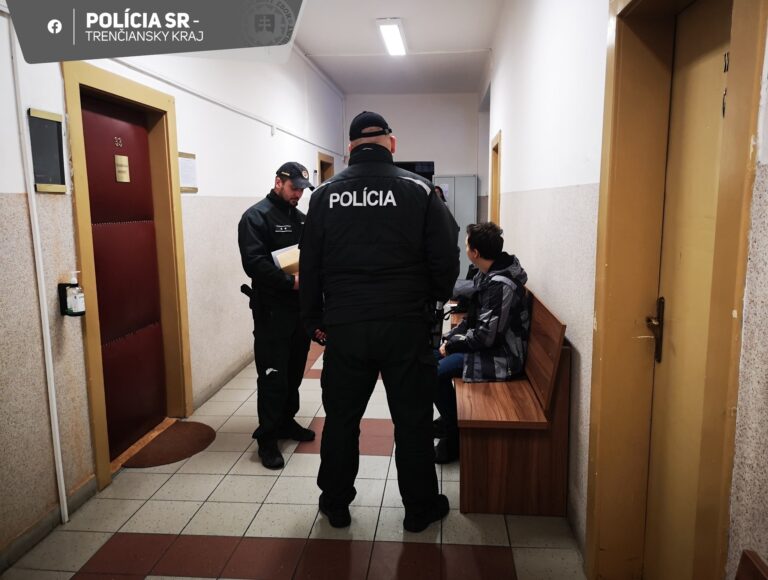 Na účet si vložil tisíce eur vo falošných bankovkách. Pozrite sa, čo našli v jeho byte